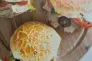 Foto ilustrativa de uma receita pronta de Pão de queijo recheado com carne